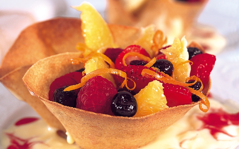 سلة الكريب بالفاكهة الحمراء