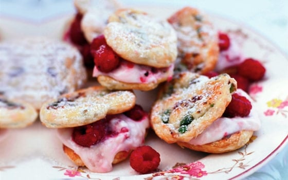 بسكويت الفستق الحلبي مع التوت وجبنة الماسكاربون