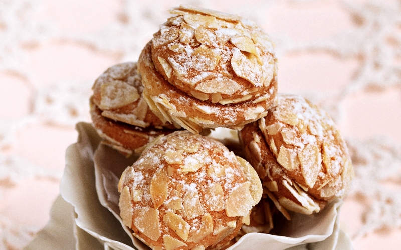 كُرات اللوز بمربّى المشمش