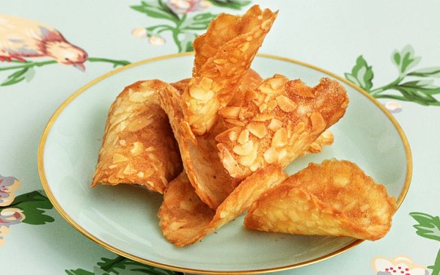 رقائق البسكويت باللوز