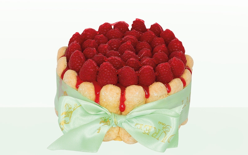 شارلوت بالفراولة أو توت العلّيق