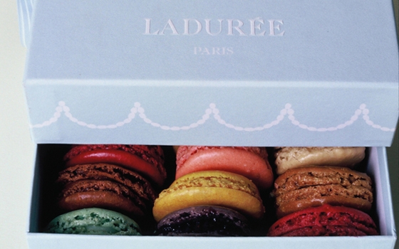 أقراص المعكرون باللوز