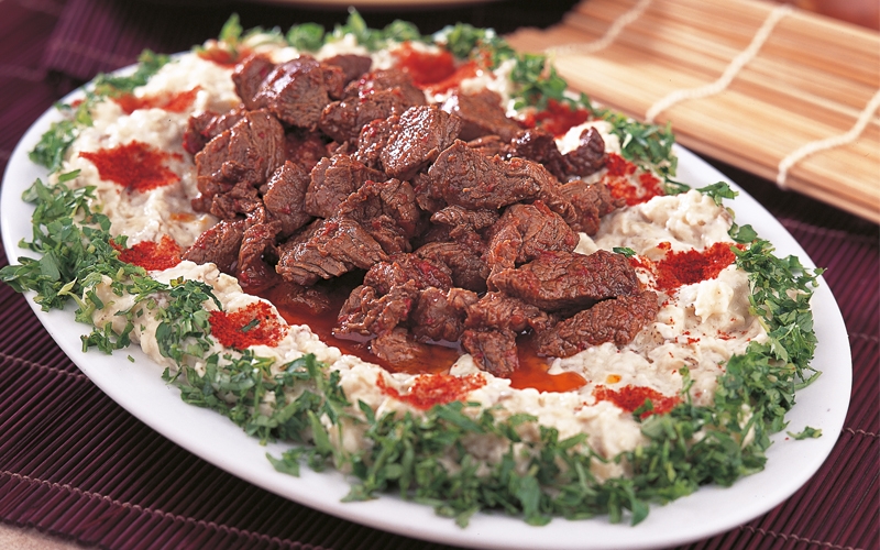 متبل الباذنجان مع الجبنة والصلصة البيضاء