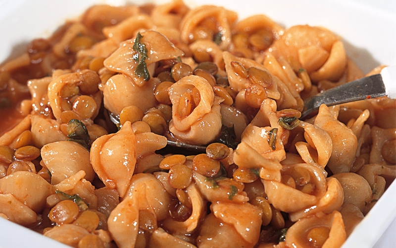 حساء العدس والمعكرونة