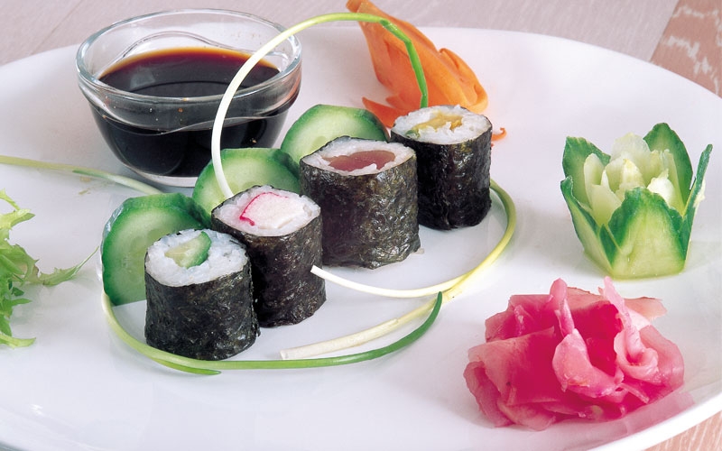 أشكال منوعة من لفافات السوشي