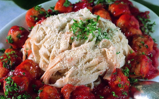 كرات الدجاج بالمعكرونة مع صلصة البندورة والجبن