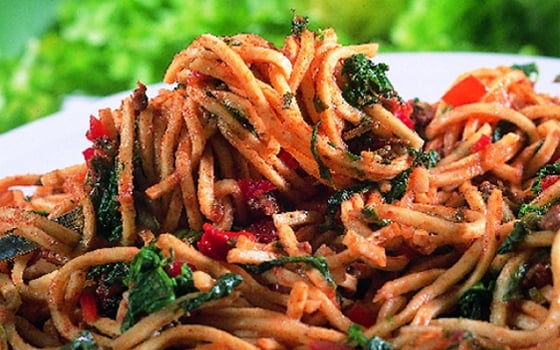 النودلز مع السبانخ واللحم