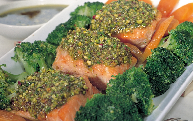 شرائح السلمون بالفستق