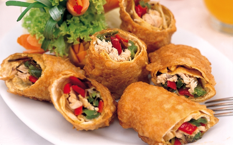 لفافات البيض مع الخضار والدجاج