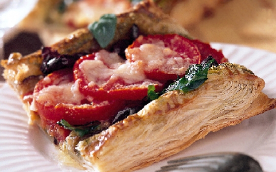 فطيرة الباف مع الباذنجان وصلصة البستو