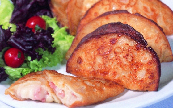 فطائر الكريب بالجبنة ولحم البقر المعلب