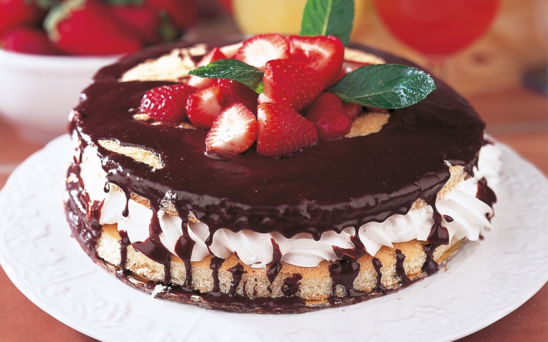 الجاتوه الخفيف مع الفراولة والشوكولا