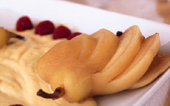 إجاص مسلوق مع صلصة اللبن (للحمية) 