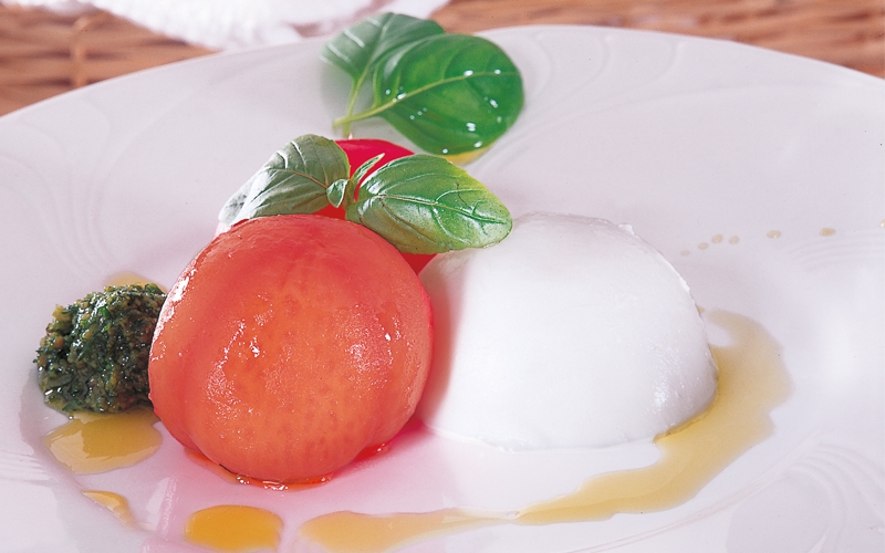 سلطة البندورة والموزاريلا