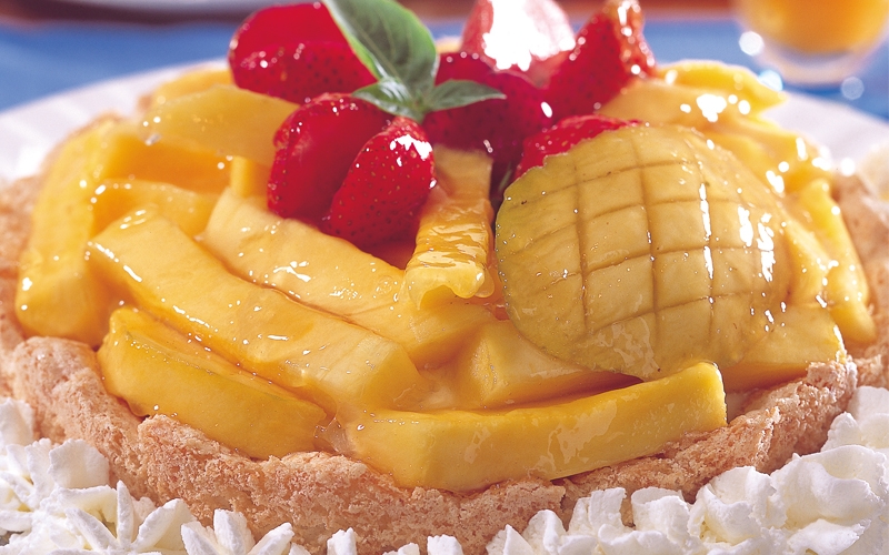 تورتة جوز الهند مع المانجا والفراولة