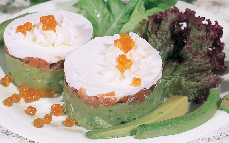 سلطة السلمون المدخن والأفوكادو