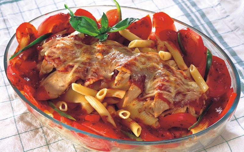 دجاج بالمعكرونة والصلصة الحمراء