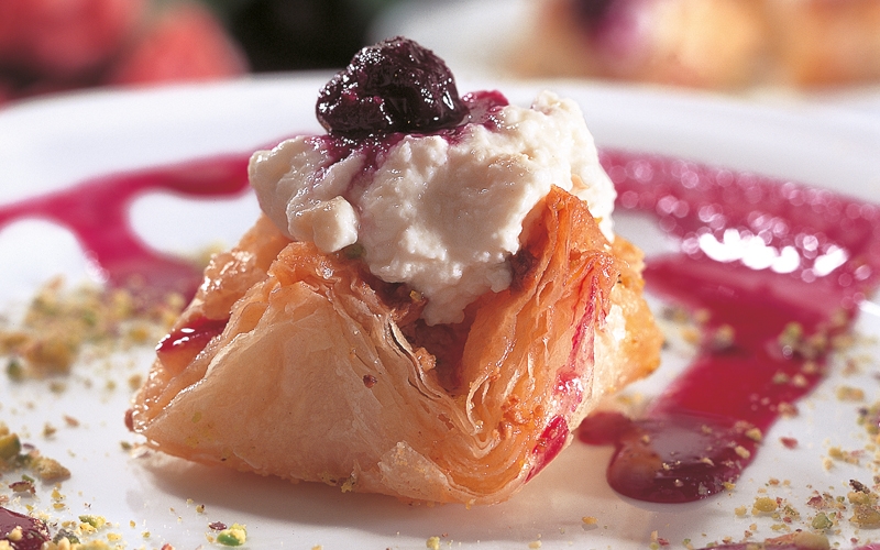 رزم القشدة بمربى الكرز