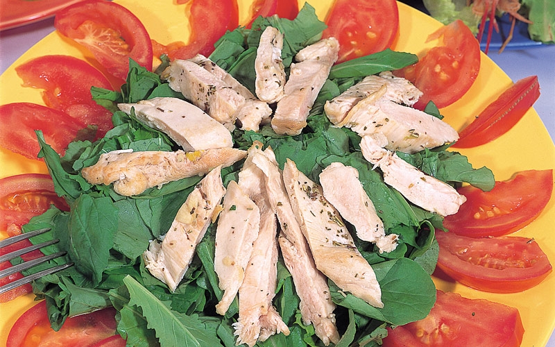 سلطة الروكا والدجاج والبندورة