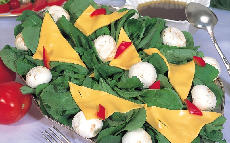 سلطة الروكا وجبنة الشيدار والفطر