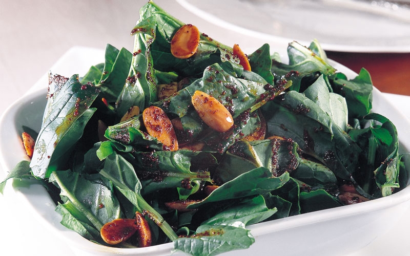 سلطة اللوز والسبانخ