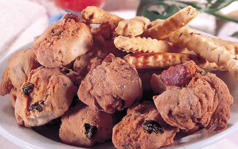 بسكويت بالتوابل والتمر والزبيب