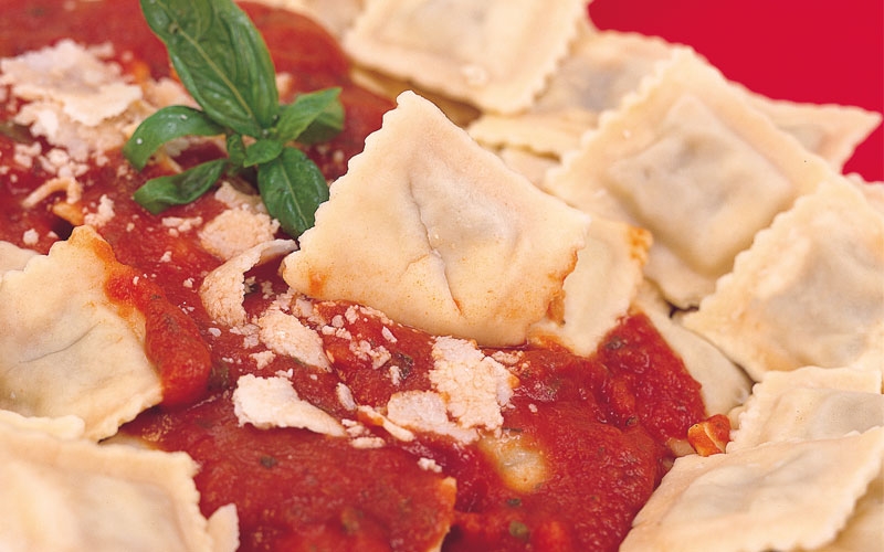 رافيولي مع الصلصة الحمراء