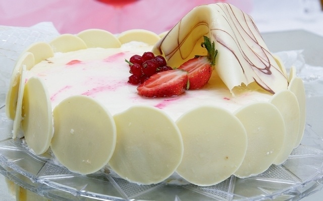 تشيزكايك الفراولة والشوكولا البيضاء