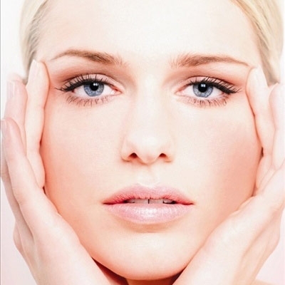 كيف تحمين بشرتك من عوامل السن؟