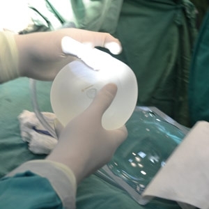 300 سيدة سعودية ينزعن حشوات 'سيليكون' فاسدة