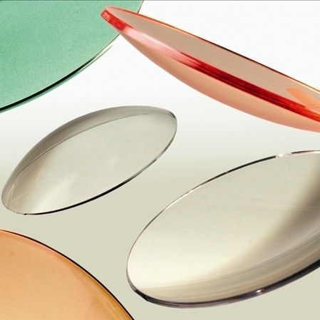 النظارات والعدسات اللاصقة