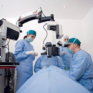 عيادة 'لها' مع طبيب العيون