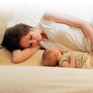 حقيقة النوم مع الطفل في السرير نفسه