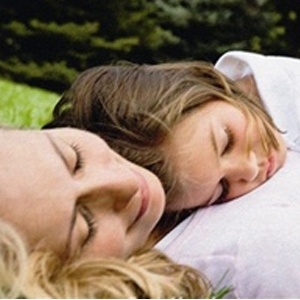 لمسة حنان الأم 