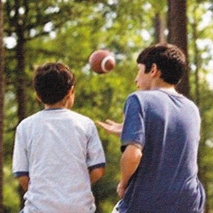 المراهق وشقيقه الطفل