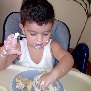 عندما يريد طفلك تناول طعامه وحده