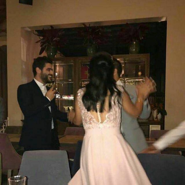 بالفيديو - ناصيف زيتون يحتفل ويغني في خطوبة شقيقه أنس... لن تصدقوا الشبه بينهما