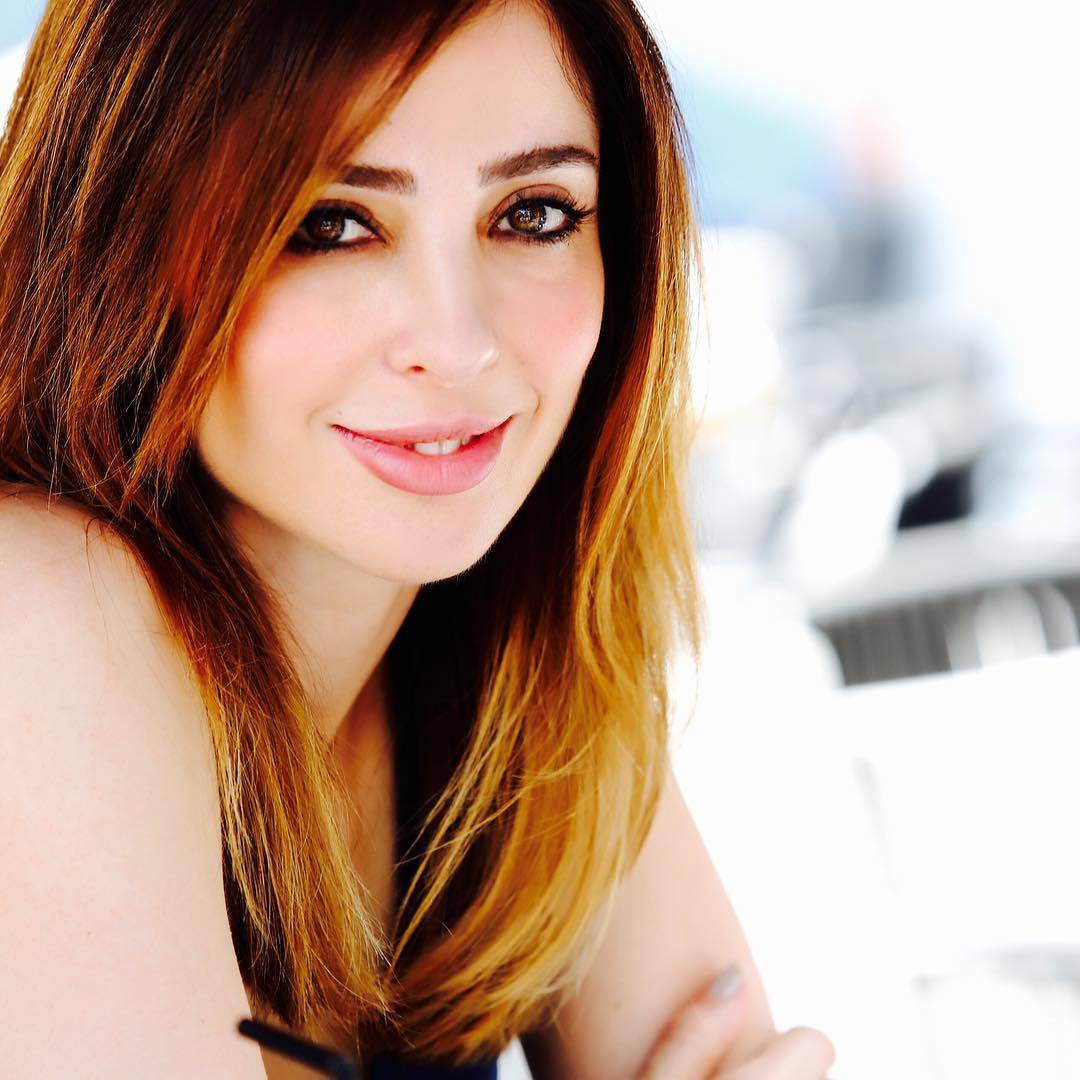 بالصورة - وفاء الكيلاني بالشعر الأشقر القصير وبتسريحة غريبة... شاهدوا كيف تغيّرت ملامحها