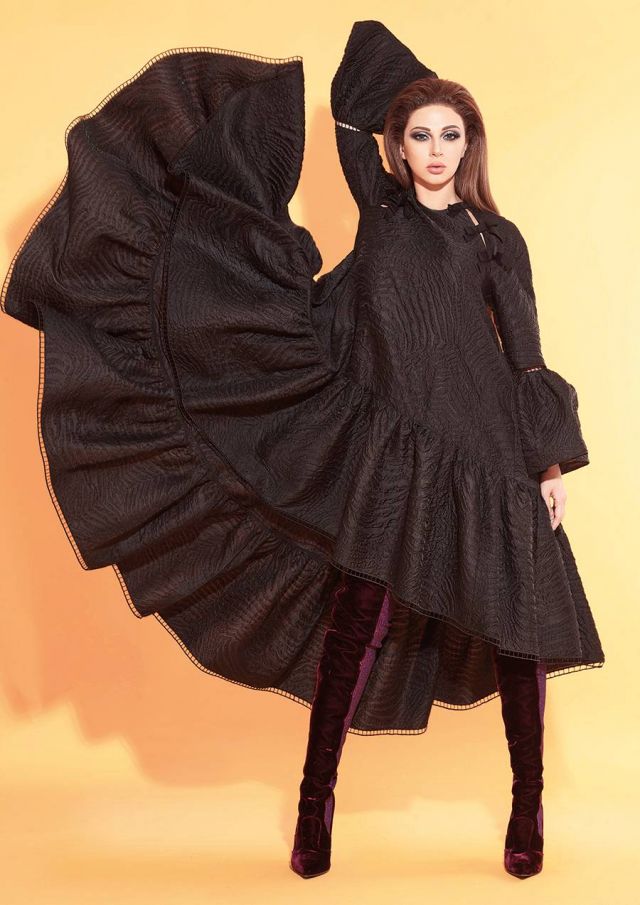 • فستان طويل متسع في الأسفل • جزمة عالية من المخمل والنسيج المحبوك الكل من Fendi