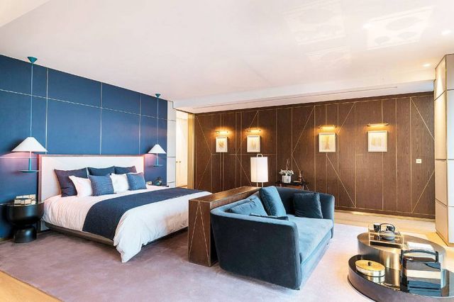 غرفة نوم تبدو كأنها امتداد لكل مساحات الشقة بتفاصيلها الأنيقة