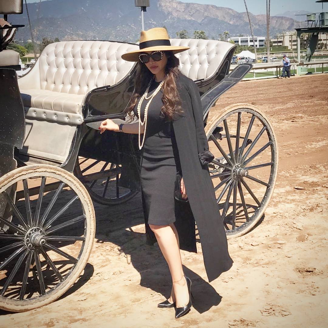 بالصور لجين عمران ترتدي الفستان الأسود نفسه بطرق عدة مختلفة... تعلّمي منها