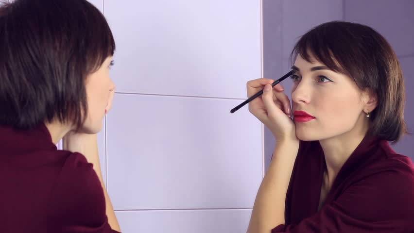 هل تعانين من فراغات شعر الحاجبين؟ طبقي حيلة الفازلين فقط