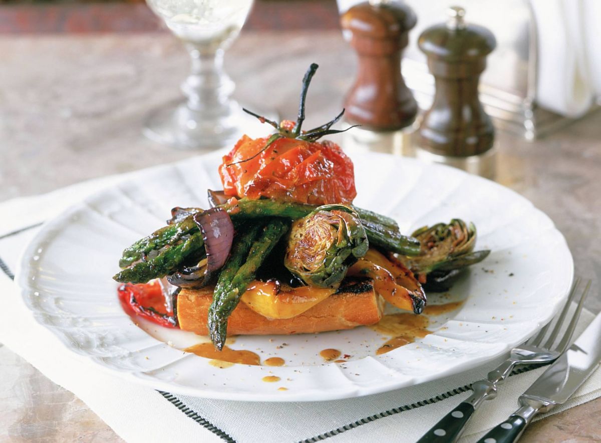 شرائح الخبز مع الخضار المشوية