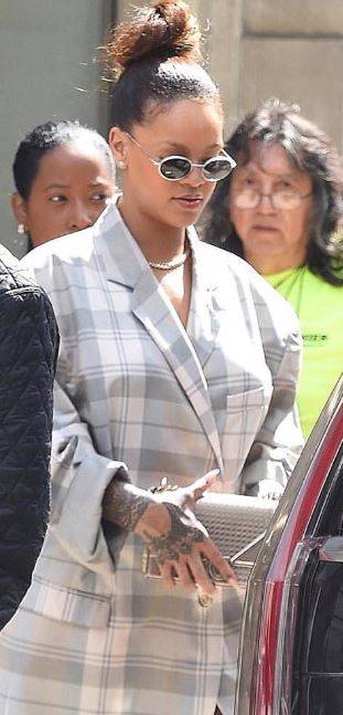 تعلّمي من النجمات العالميات فن التألق بصيحة الأكتاف الضخمة