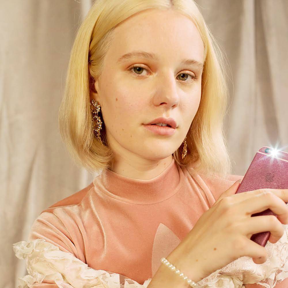 بالصورة – عارضة أزياء ترفض إزالة شعرها الزائد... هكذا بدت والمتابعون يغضبون ويهددون