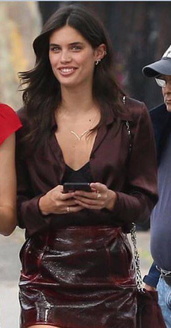 هكذا ستجدّدين إطلالتك بالجلد الملون هذا الشتاء