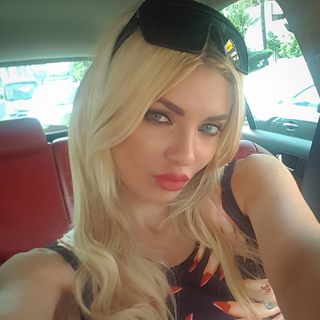 بالصور والفيديو- ميريام كلينك تثير الجدل بارتدائها العباءة الخليجية والبرقع