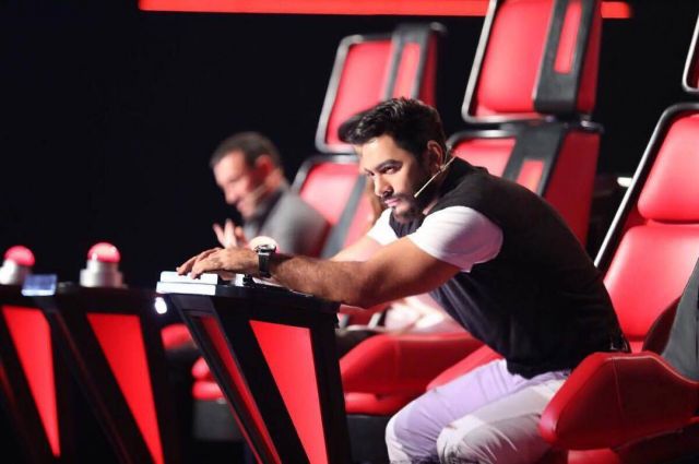 بالفيديو – معجبة تفقد الوعي بسبب تامر حسني... شاهدوا ماذا فعل