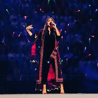 بالصور... إليسا وأسلوب جديد في اعتماد العباءة