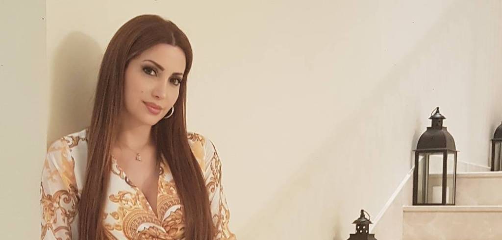 بالفيديو والصورة - مصمم فستان ياسمين صبري المثير للجدل يشعل المواقع مجدداً... والسبب نسرين طافش